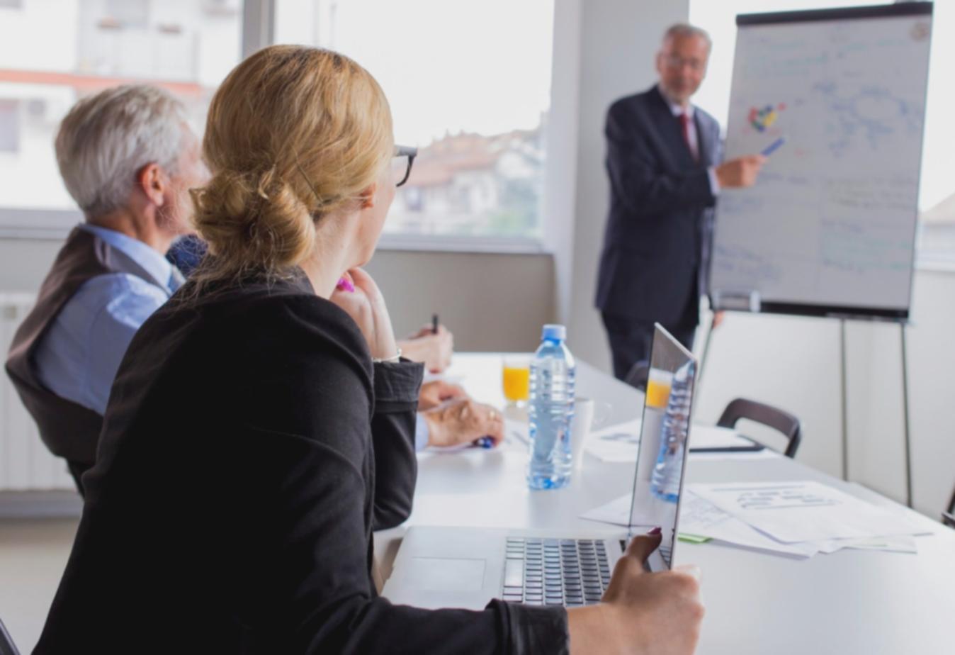 Moderne Geschäftsumgebung mit professioneller Atmosphäre